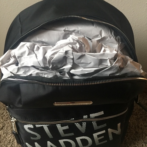 Steve Madden Black Logo Backpaxk with Wristlet - Picture 2 of 3